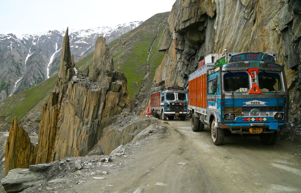 Auto Blog Review Zoji-La-Pass Top 10 Most Dangerous Roads in the World